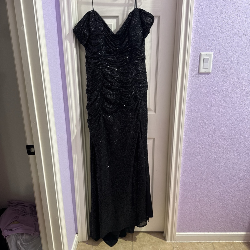 Black prom dress with a slit only worn once it’s a 3X but I’m an XL